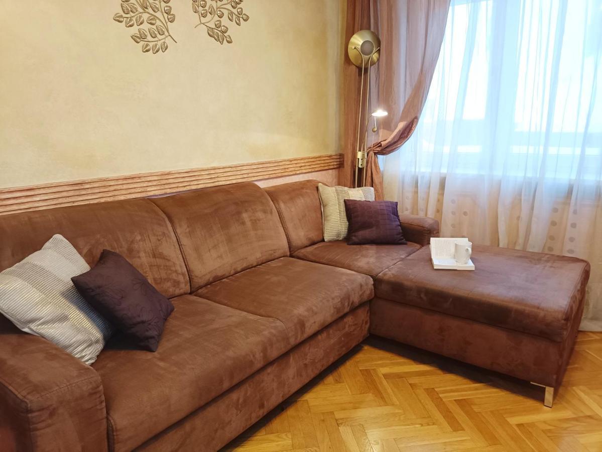 Old Town Retreat With Stunning Views 2 Bedroom Apartment Nearby The Church Of Saint Peter Riga Exterior photo